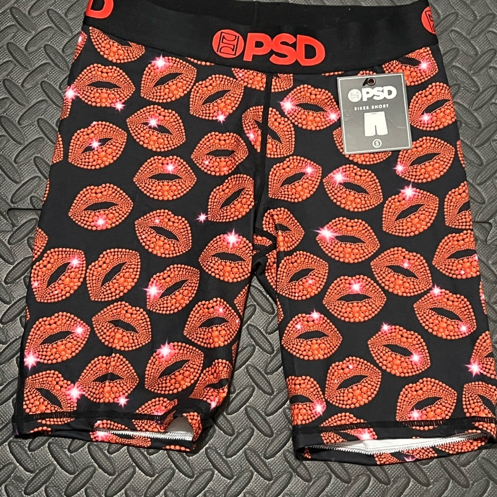 PSD WOMENS BIKER SHORTS SIZE SMALL ICED LIPS PRINT NWT